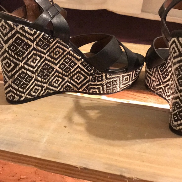 Cute Aztec Print Wedges! - Picture 2 of 3